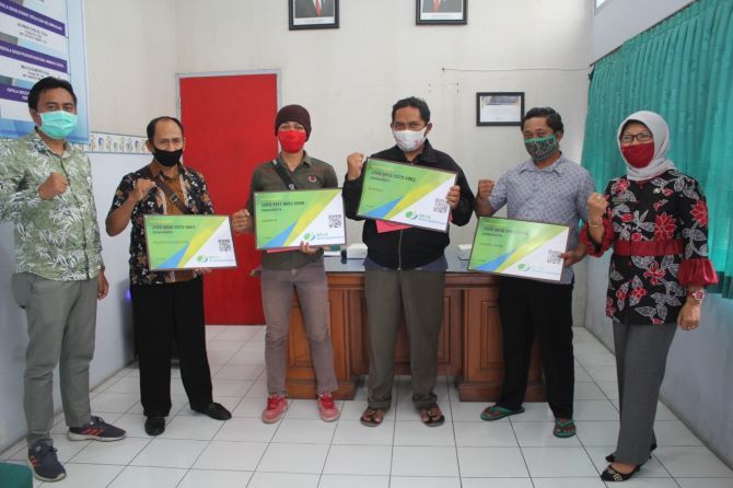 KOMPAK: Kepala BPJS Ketenagakerjaan Kantor Cabang Blitar Agus Dwi, Kabid Hubungan Industri dan Syarat Kerja Disnaker Kabupaten Blitar, Siti Yoemina, foto bersama penerima kartu BPJS Ketenagakerjaan. KOMPAK: Kepala BPJS Ketenagakerjaan Kantor Cabang Blitar Agus Dwi, Kabid Hubungan Industri dan Syarat Kerja Disnaker Kabupaten Blitar, Siti Yoemina, foto bersama penerima kartu BPJS Ketenagakerjaan.
