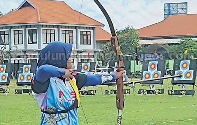 PANTANG MENYERAH: Nadia Rizky Ardiani saat berlatih panahan beberapa waktu lalu. PANTANG MENYERAH: Nadia Rizky Ardiani saat berlatih panahan beberapa waktu lalu.