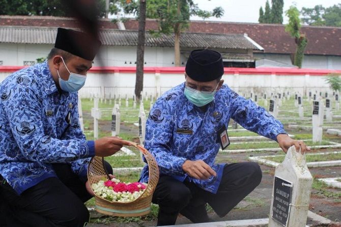 KENANG JASA: Tabur bungan di TMP Raden Wijaya kemarin (29/11). KENANG JASA: Tabur bungan di TMP Raden Wijaya kemarin (29/11).