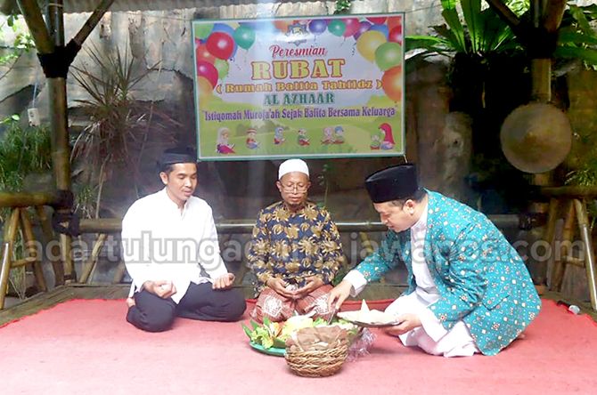 SELAMAT: Pengasuh Ma’had Ibnu Mas’ud Al Azhaar, selaku koordinator tahfidz LPI Al Azhaar KH Minhajun Niam memotong tumpeng sebagai simbol pembukaan acara. SELAMAT: Pengasuh Ma’had Ibnu Mas’ud Al Azhaar, selaku koordinator tahfidz LPI Al Azhaar KH Minhajun Niam memotong tumpeng sebagai simbol pembukaan acara.