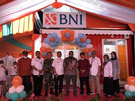 SUKSES: Head of Consumer Banking BNI Kanwil Malang, Muhammad Safri Hidayat bersama Rektor IAIN Tulungagung, Maftukhin potong pita sebagai tanda peresmian BNI Kantor Kas IAIN Tulungagung. SUKSES: Head of Consumer Banking BNI Kanwil Malang, Muhammad Safri Hidayat bersama Rektor IAIN Tulungagung, Maftukhin potong pita sebagai tanda peresmian BNI Kantor Kas IAIN Tulungagung.
