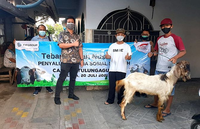 BERBAGI : FIF GROUP Cabang Tulungagung menyerahkan hewan kurban 3 ekor kambing yang berlokasi di musholla Sabilul Khoiri dan Baitul Huda di Kelurahan Tertek dan Masjid Baiturrohman di Desa Tertek pada BERBAGI : FIF GROUP Cabang Tulungagung menyerahkan hewan kurban 3 ekor kambing yang berlokasi di musholla Sabilul Khoiri dan Baitul Huda di Kelurahan Tertek dan Masjid Baiturrohman di Desa Tertek pada