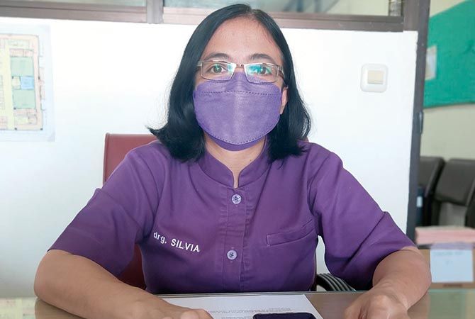 Ketua Tim Vaksinasi RSUD Mardi Waluyo Kota Blitar, drg Silvia Dewi Kusumawati Ketua Tim Vaksinasi RSUD Mardi Waluyo Kota Blitar, drg Silvia Dewi Kusumawati