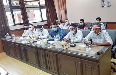 SERIUS: Para anggota DPRD Provinsi Jatim saat rapat bersama perwakilan Gaprindo. SERIUS: Para anggota DPRD Provinsi Jatim saat rapat bersama perwakilan Gaprindo.