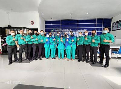 TEAM WORK: Direktur Utama PT BPR Bank Tulungagung (Perseroda) Suhermin memegang piala (tengah) foto bersama seluruh staf dan karyawan. TEAM WORK: Direktur Utama PT BPR Bank Tulungagung (Perseroda) Suhermin memegang piala (tengah) foto bersama seluruh staf dan karyawan.