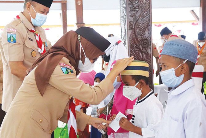 Baca Tetap.. Hal 17 PEDULI: Ka Mabicab Kak Rini Syarifah menyerahkan Santunan kepada anak Yatim. Baca Tetap.. Hal 17 PEDULI: Ka Mabicab Kak Rini Syarifah menyerahkan Santunan kepada anak Yatim.