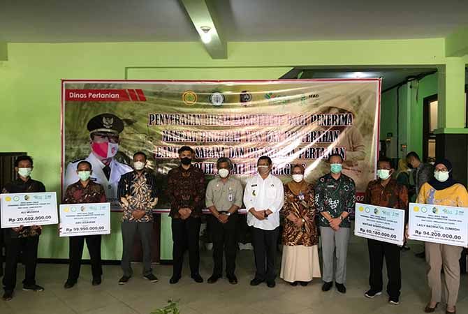 Pemkab Serahkan Hibah Kompetitif dari Program YESS Pemkab Serahkan Hibah Kompetitif dari Program YESS