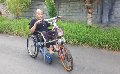 Modifikasi Kursi Roda Tak Mau Repotkan Orang Saat Bepergian Jauh<script async src=