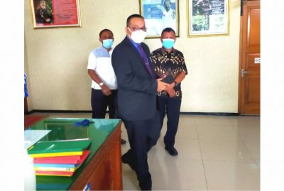 BERI KETERANGAN: Kadi Sukarno, pengacara tersangka Sofaat dan Warso saat diwawancarai setelah pemeriksaan di Kejaksaan Negeri Blora.