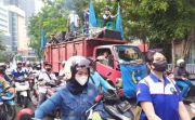 Senin tak Ditemui Gubernur, Ribuan Buruh Kembali Beraksi di Surabaya