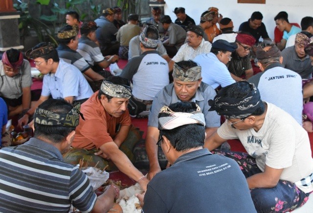 Tradisi Megibung Belajar Etika Dan Estetika Di Karangasem