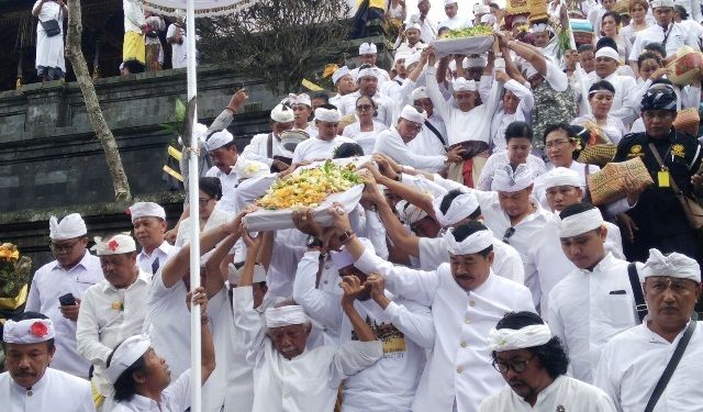 Pamedek Tangkil Nedunang Ida Bhatara Pura Besakih Lebih Ramai