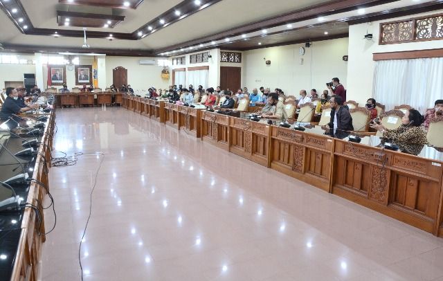 Jelang Pengumuman PPDB, Puluhan Orang Tua Mesadu ke DPRD Bali