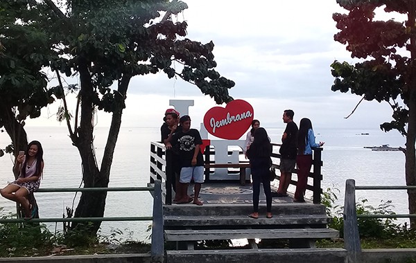 Abaikan Sejarah Kelam Masa Silam Sunset Dan Pegunungan Jadi Abaikan Sejarah Kelam Masa Silam Sunset Dan Pegunungan Jadi