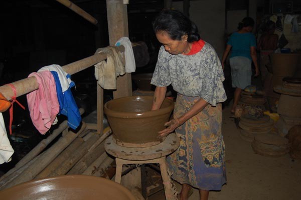 Hanya Penuhi Pasar Lokal Produksi Gerabah Bali Stagnan