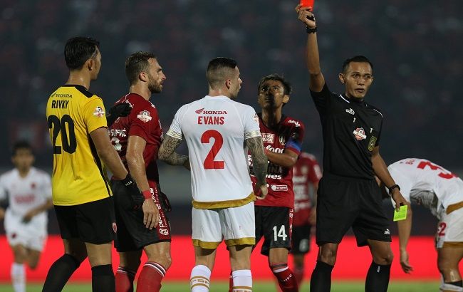 Koleksi 33 Kartu Kuning 3 Kartu Merah Risiko Puncaki Klasemen Liga