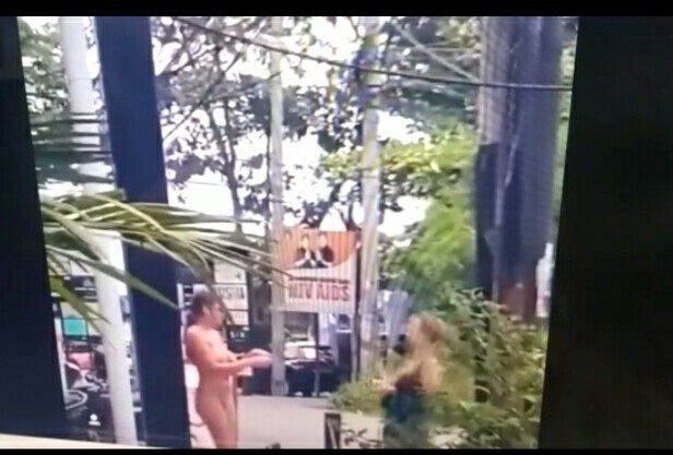 Viral Bule Cewek Nyeberang Telanjang Bulat Diduga Terjadi Di Canggu