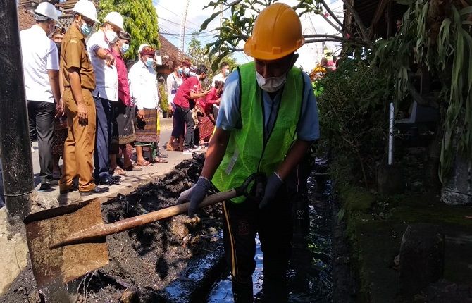 Tidak Gengsi Asal Halal Ambil Pekerjaan Bersihkan Gorong Gorong
