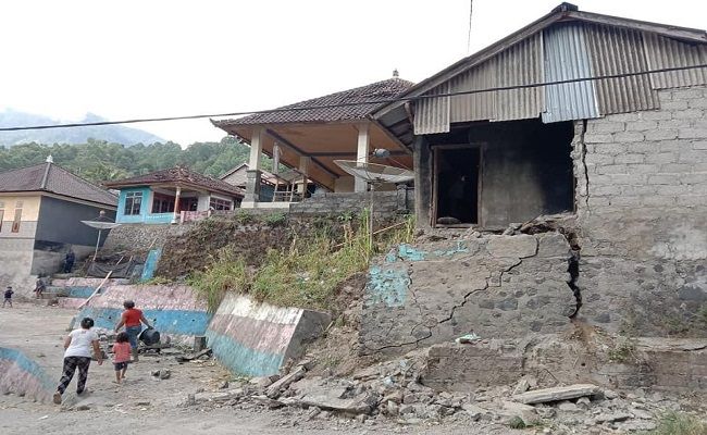 Kerusakan Terparah Di Desa Ban Warga Pilih Tidur Di Luar Rumah