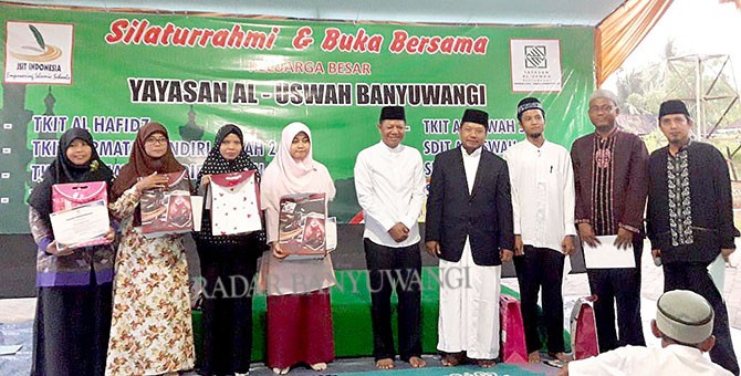 Yayasan Al Uswah Anugerahi Enam Guru Berprestasi