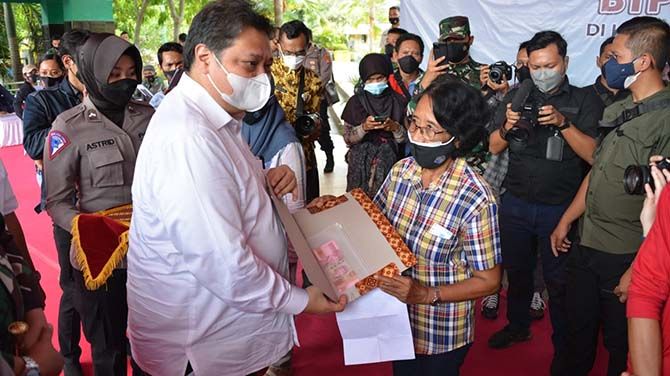 Airlangga Bantuan Tunai Pkl Dan Warung Di Ntb Paling Cepat Dan Tepat<script async src=