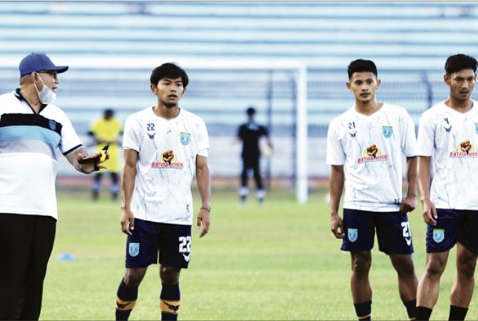 Lawan Persija Persela Siapkan Banyak Opsi Strategi<script async src=
