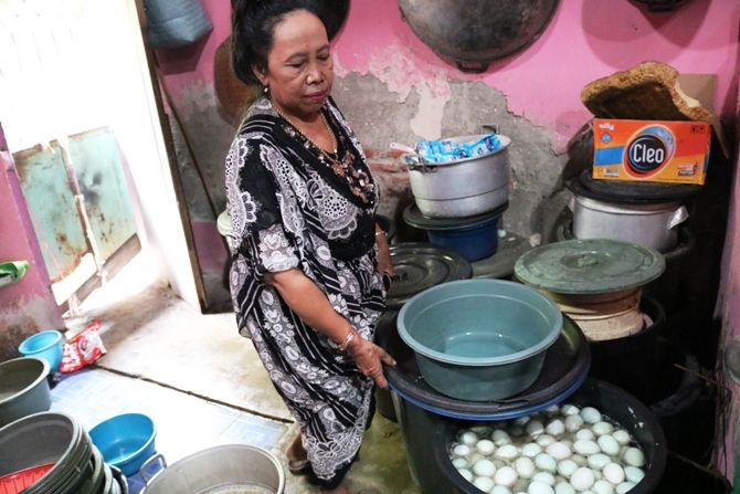 Kisah Sukses Zulaikah Produksi Telur Asin Meski Sempat
