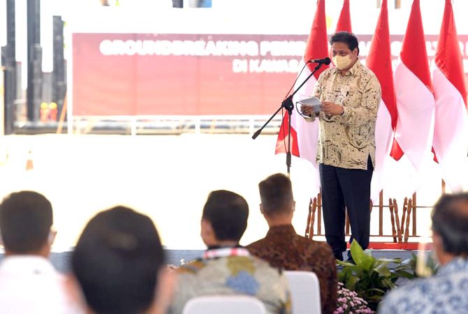 Jokowi Bersama Airlangga Groundbreaking Smelter Freeport Di Gresik<script async src=