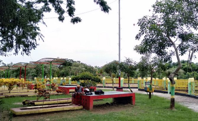 Dua Taman Kota Tanpa Pos Penjagaan Dua Taman Kota Tanpa Pos Penjagaan