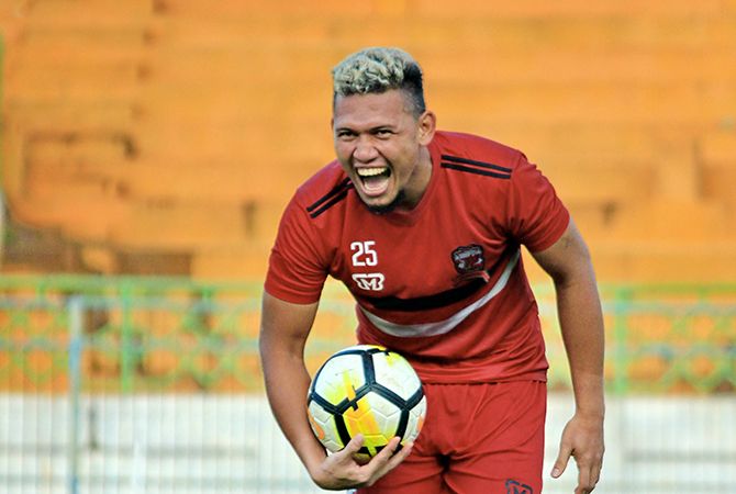 Tuai Pujian Meski Kebobolan Tenang Jika Ingat Keluarga