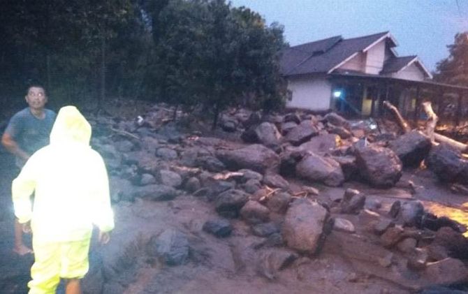 Gemuruh Lereng Gunung Penanggungan Longsor Bawa Material Bebatuan