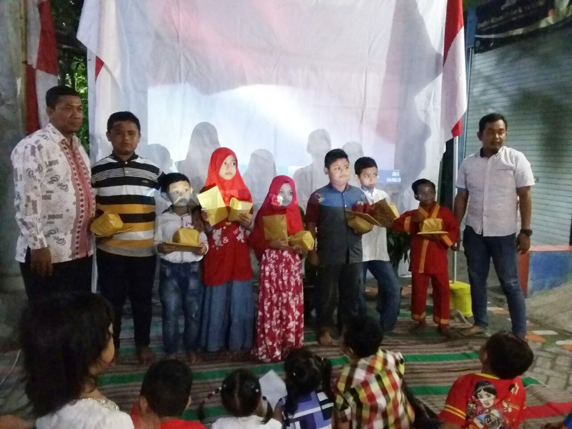 Tunggu DetikDetik HUT RI, Warga Nonton Film Perjuangan