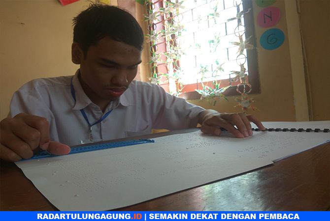 Satu Kabupaten Hanya Satu Tunanetra Ikuti Ujian Nasional SMALB Satu Kabupaten Hanya Satu Tunanetra Ikuti Ujian Nasional SMALB